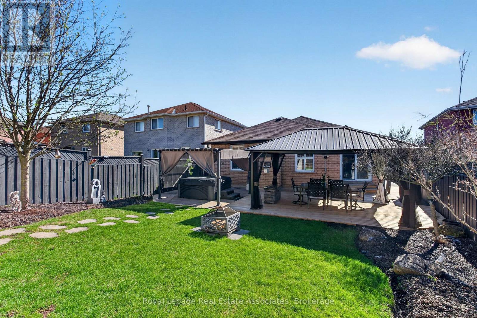 84 LOON AVENUE — photo 39