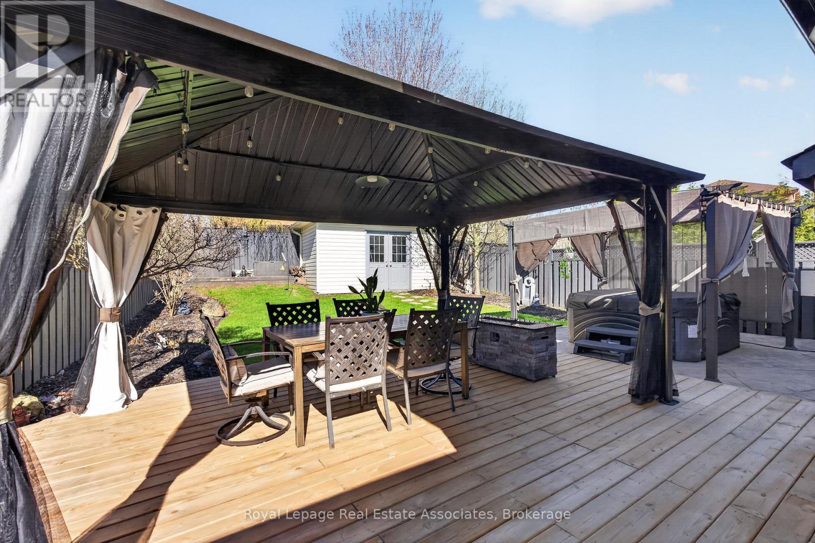 84 LOON AVENUE — photo 37