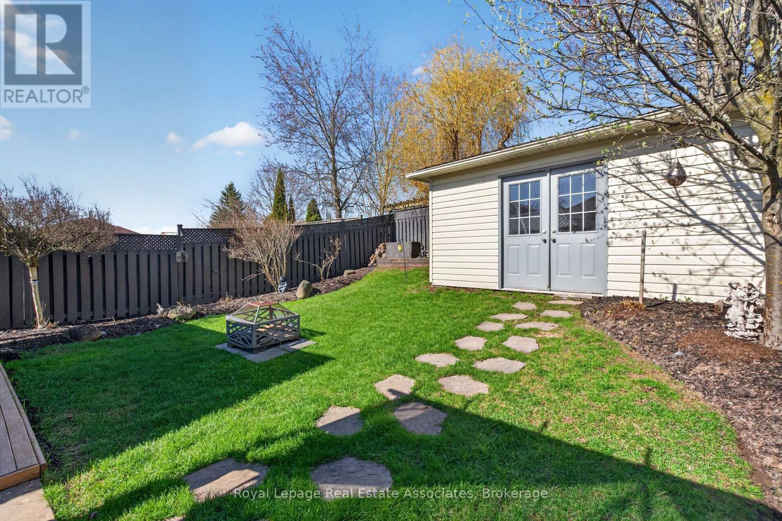 84 LOON AVENUE — photo 38