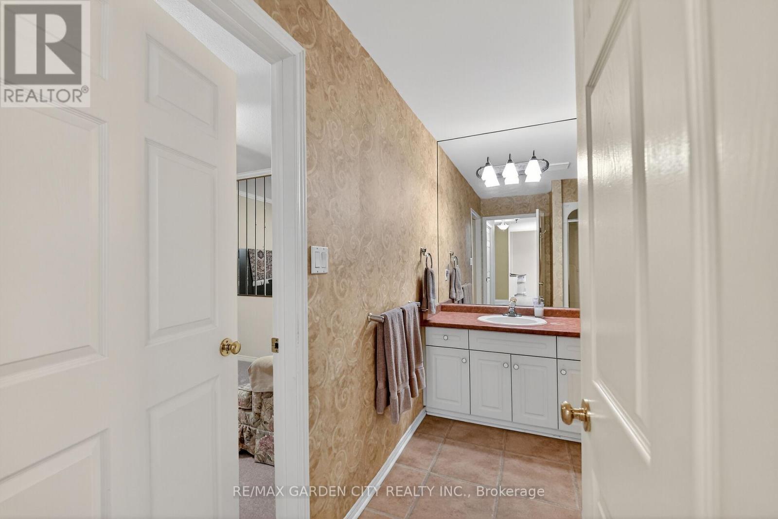 #39 121 GLEN MORRIS DRIVE - 22