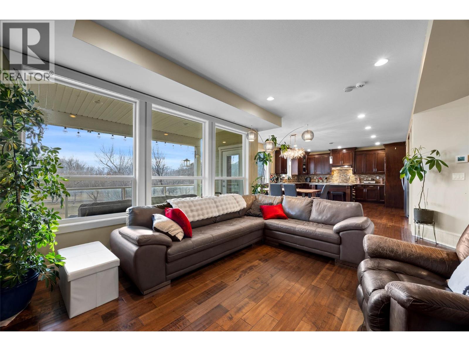 2748 Beachmount Crescent - 6