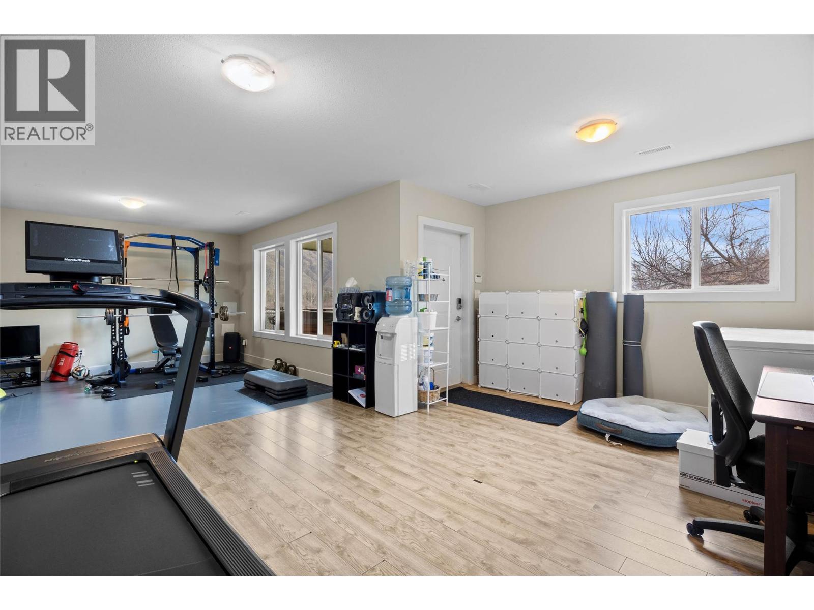 2748 Beachmount Crescent - 35