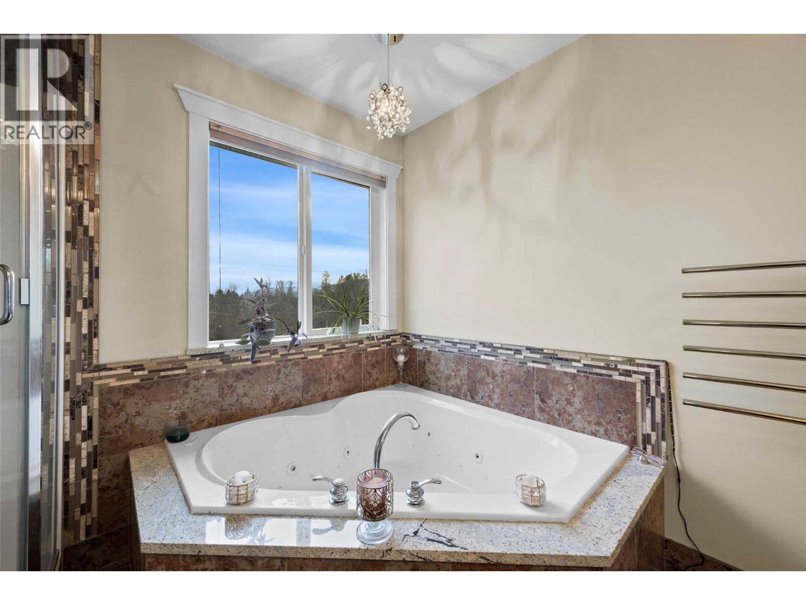 2748 Beachmount Crescent - 23