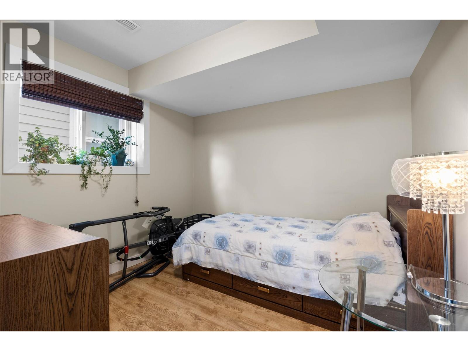 2748 Beachmount Crescent - 39