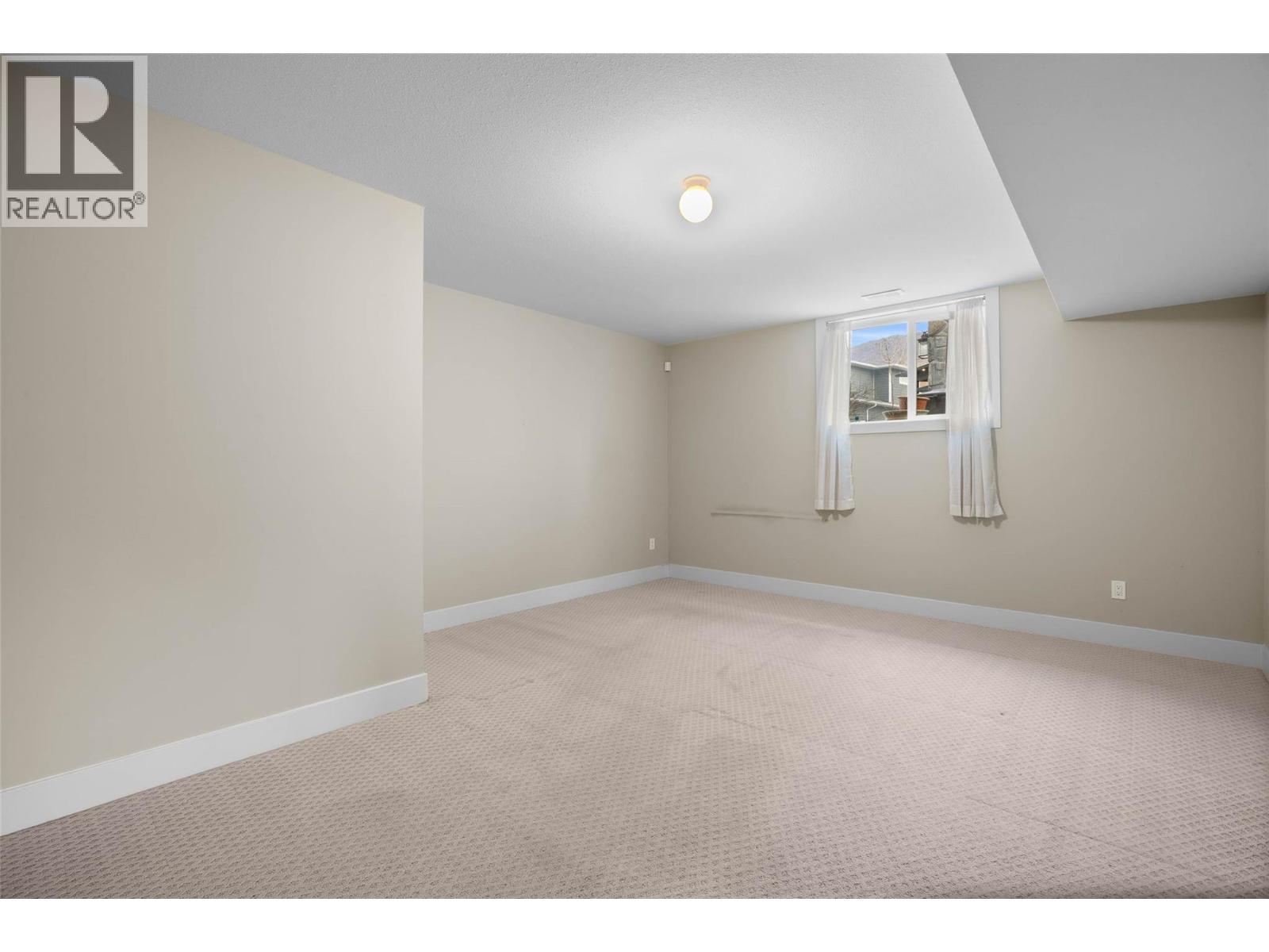 2748 Beachmount Crescent - 41