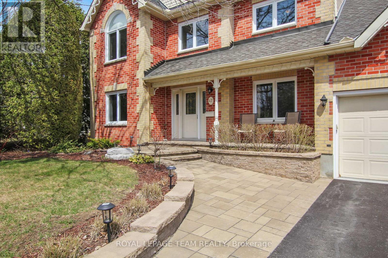 Beautiful curb appeal extensive interlock detail