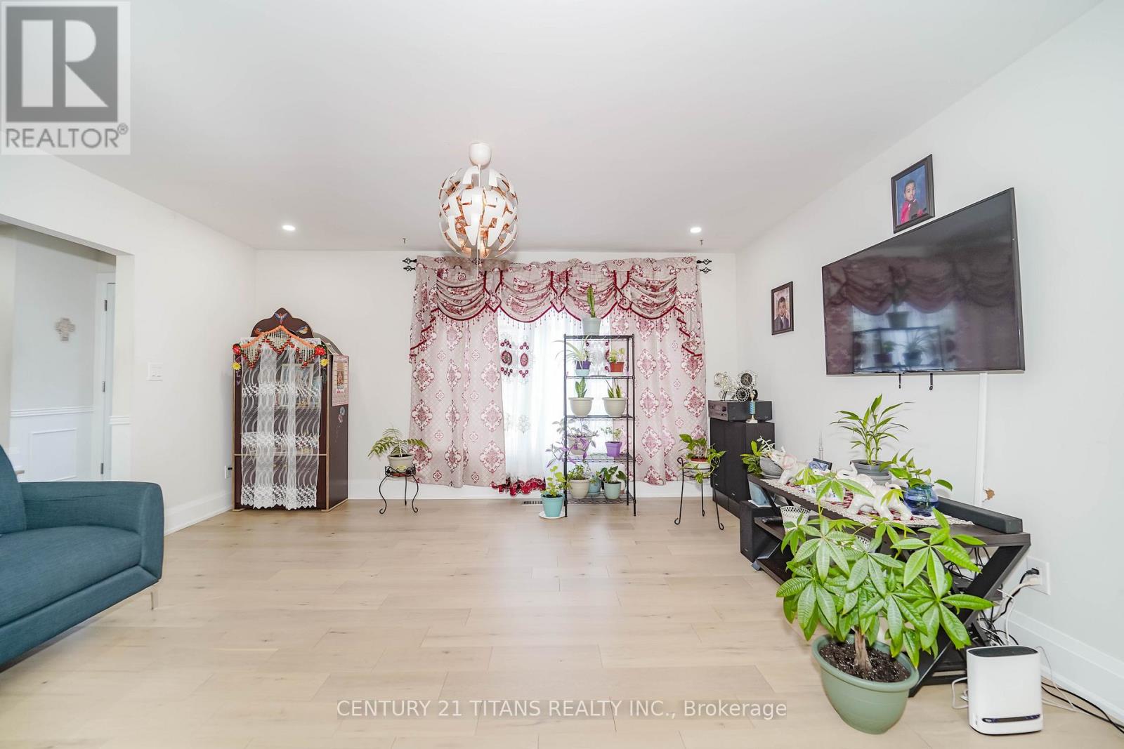 42 PIXLEY CRESCENT - 8