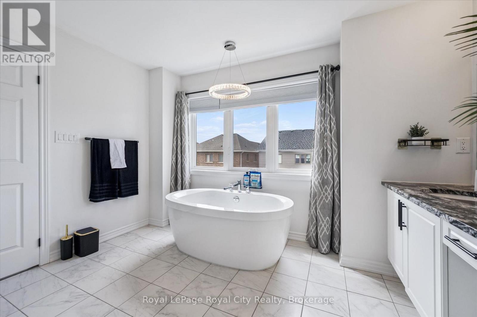 145 HARPIN WAY E - 33