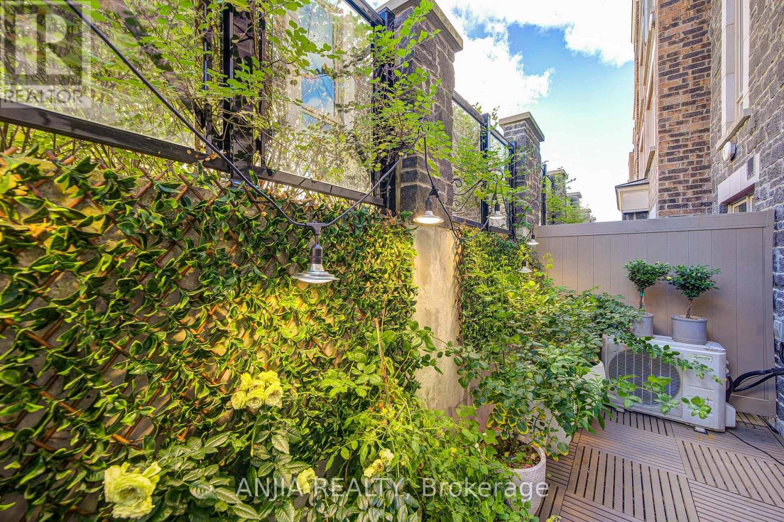 #1205 11 DUNSHEATH WAY - 44