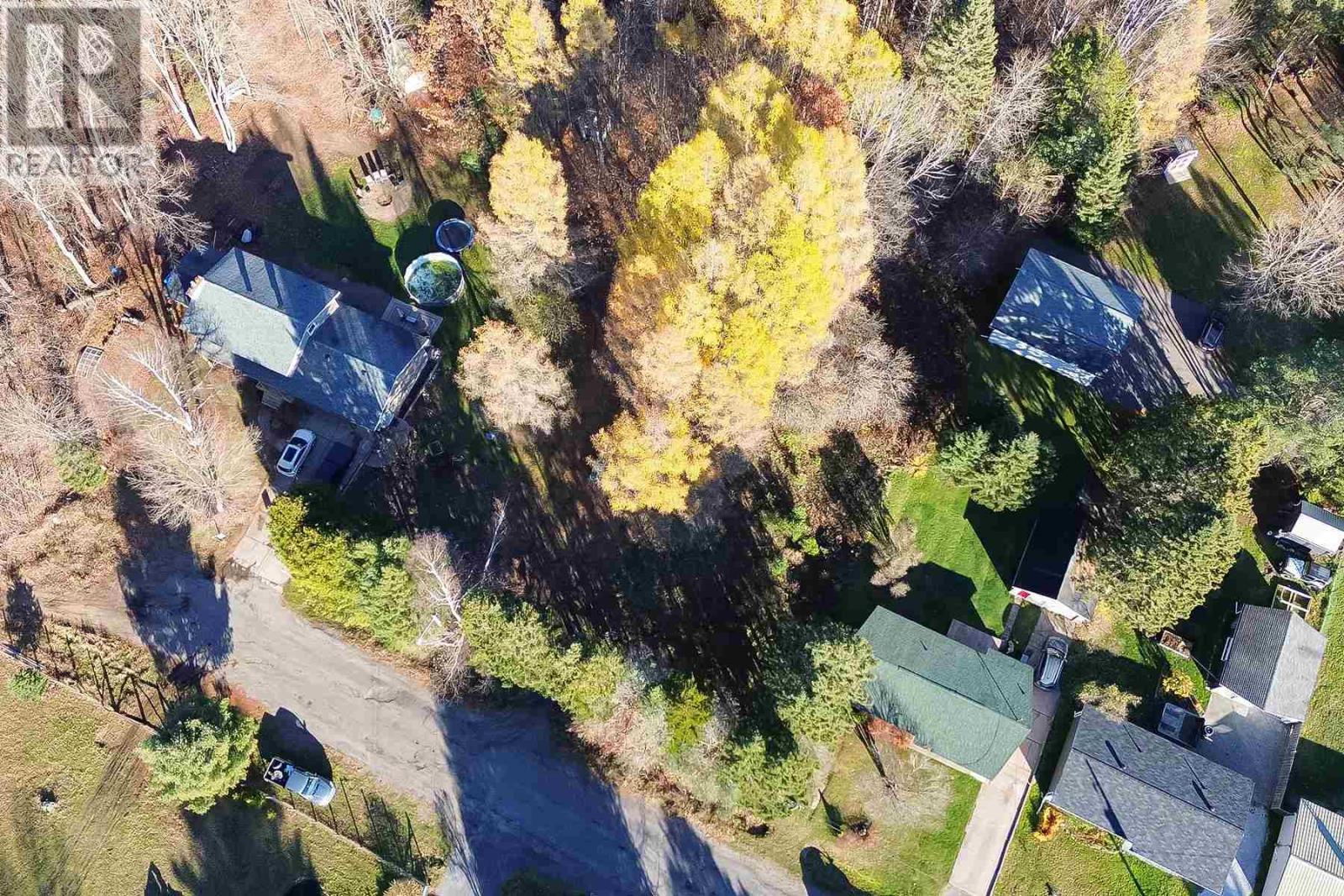 24 Aronson DR, Sault Ste. Marie, Ontario, P6A0B6 — Photo 2