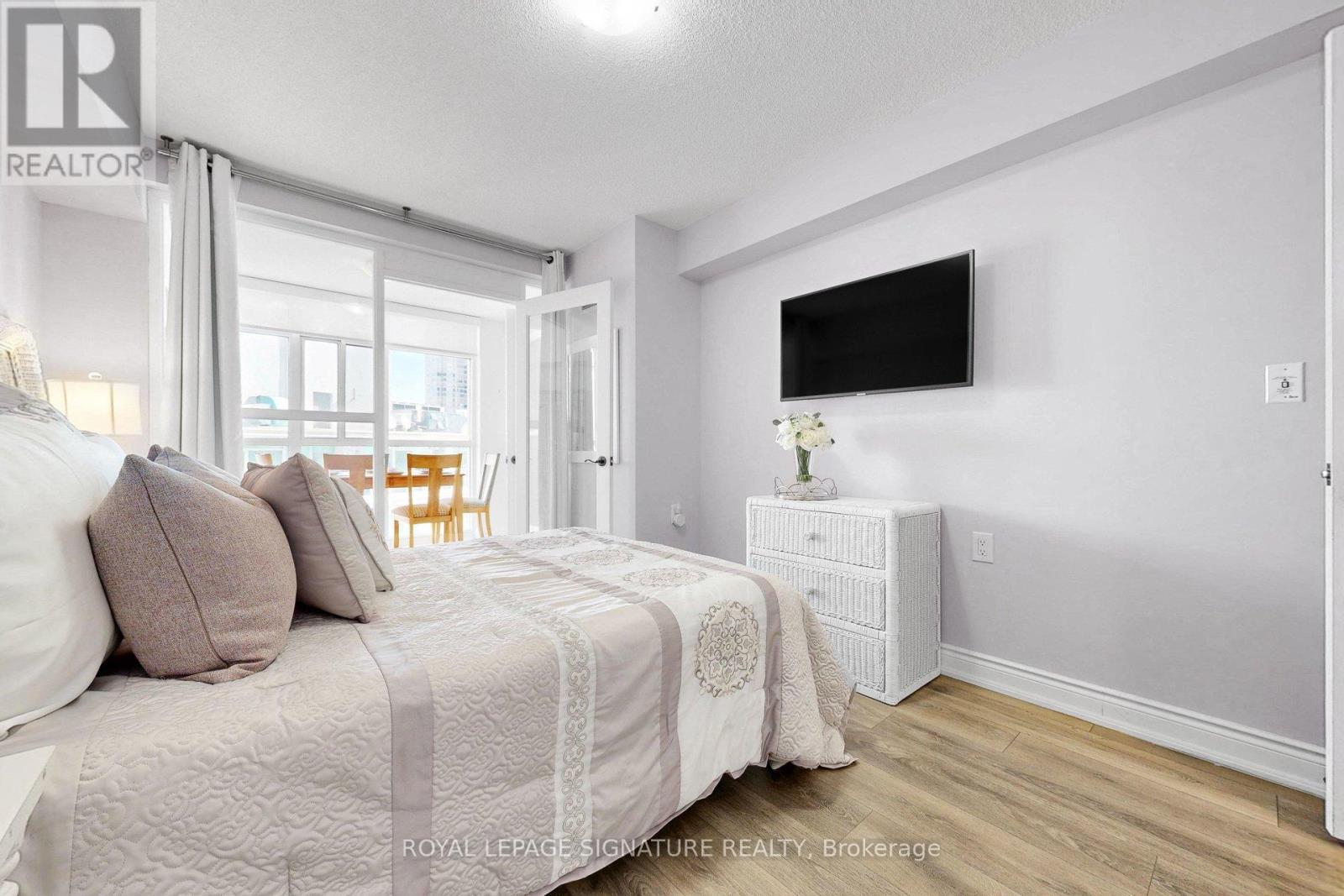#1609 3 MARINE PARADE DRIVE - 17