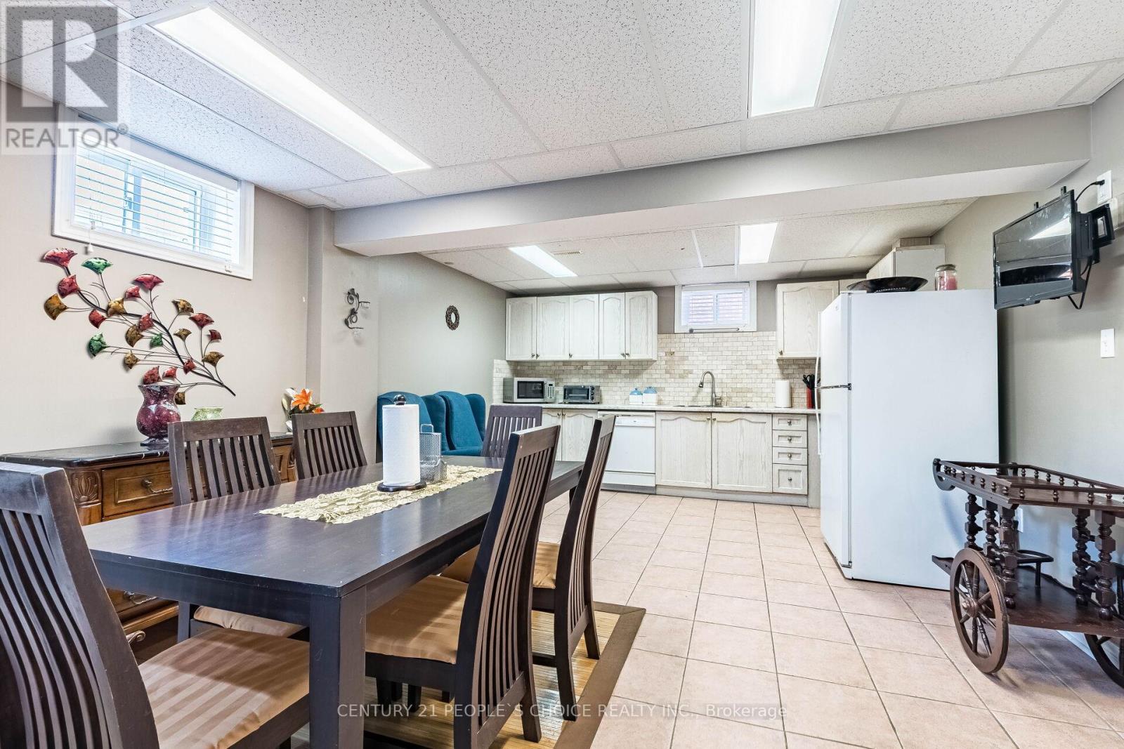 60 RED MAPLE DRIVE - 32