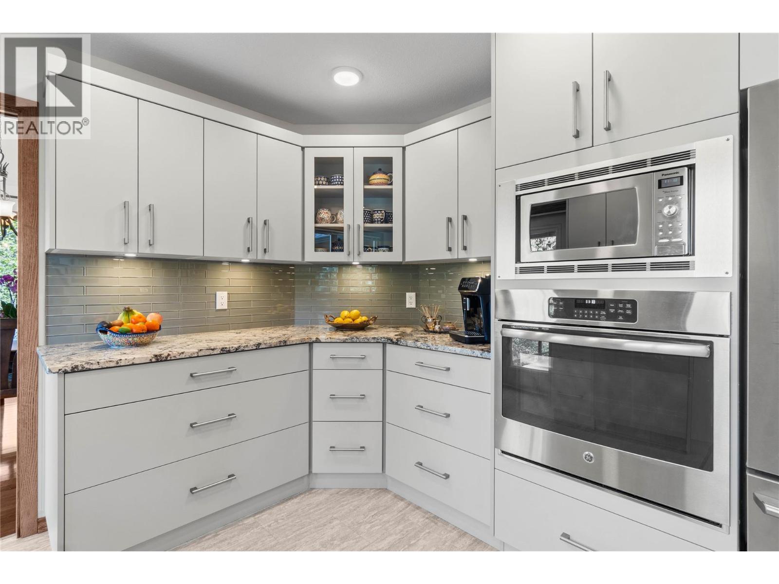 6828 Barnhartvale Road - 11