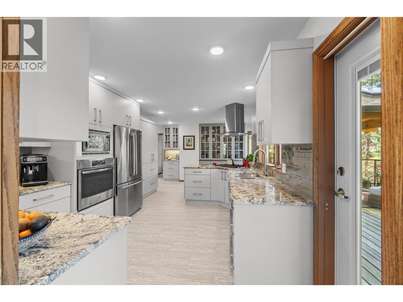 6828 Barnhartvale Road - 13