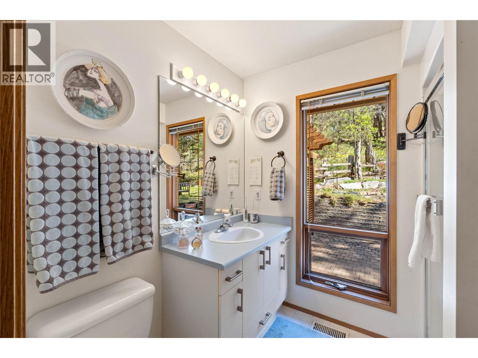 6828 Barnhartvale Road - 22