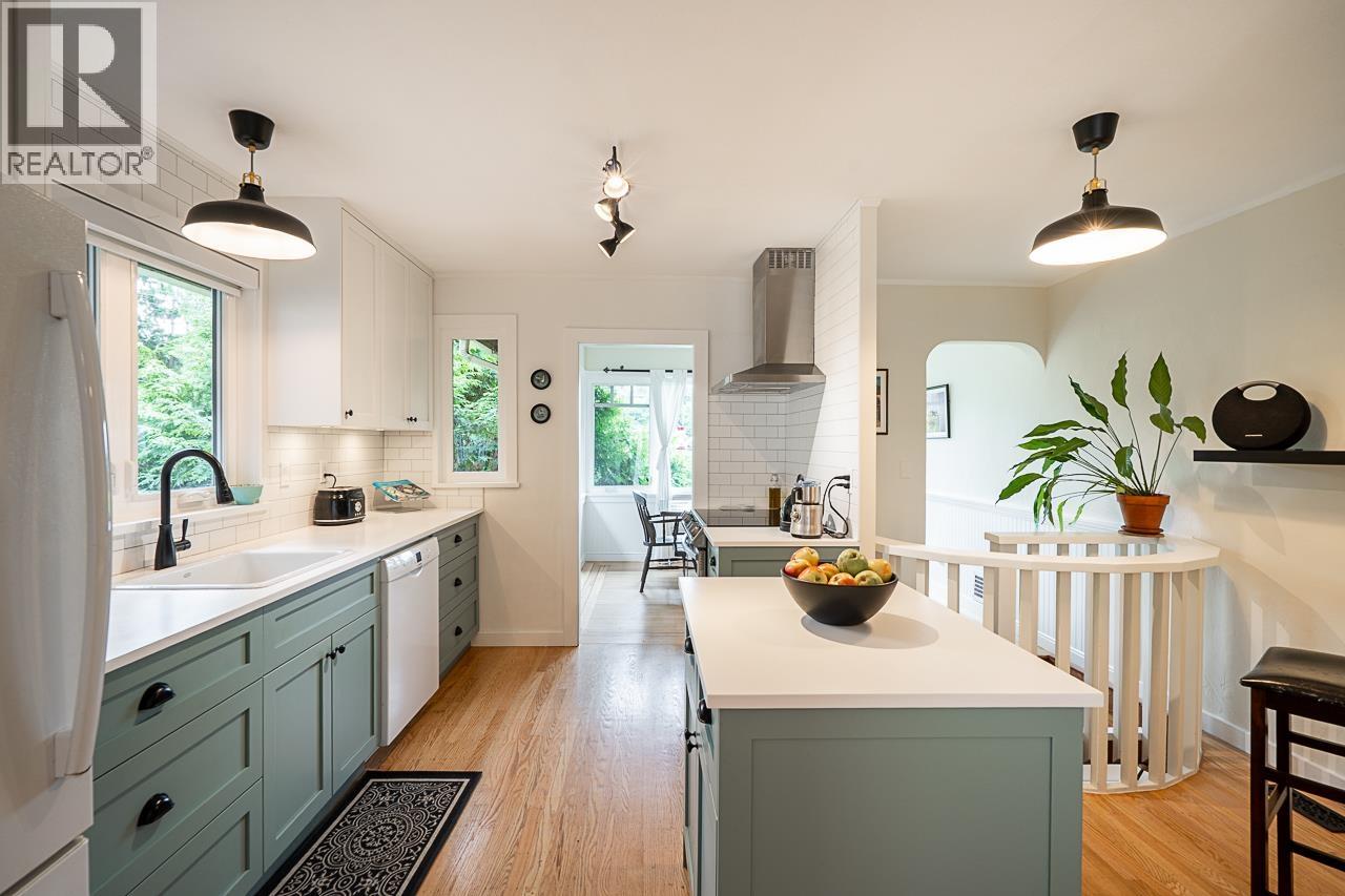 6577 MARINE DRIVE, West Vancouver