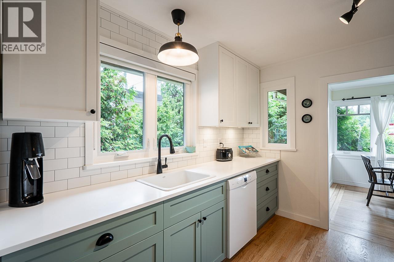 6577 MARINE DRIVE, West Vancouver