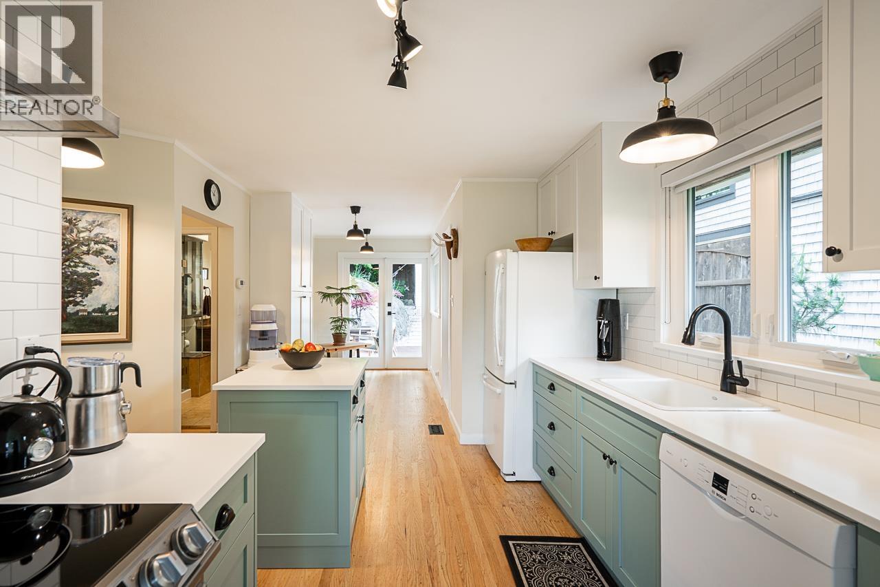 6577 MARINE DRIVE, West Vancouver