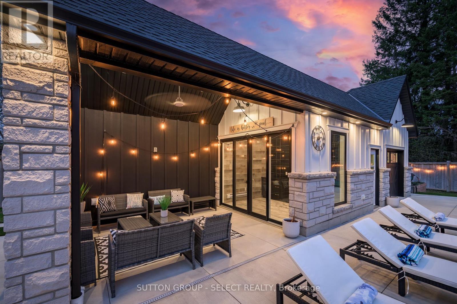 Pool house