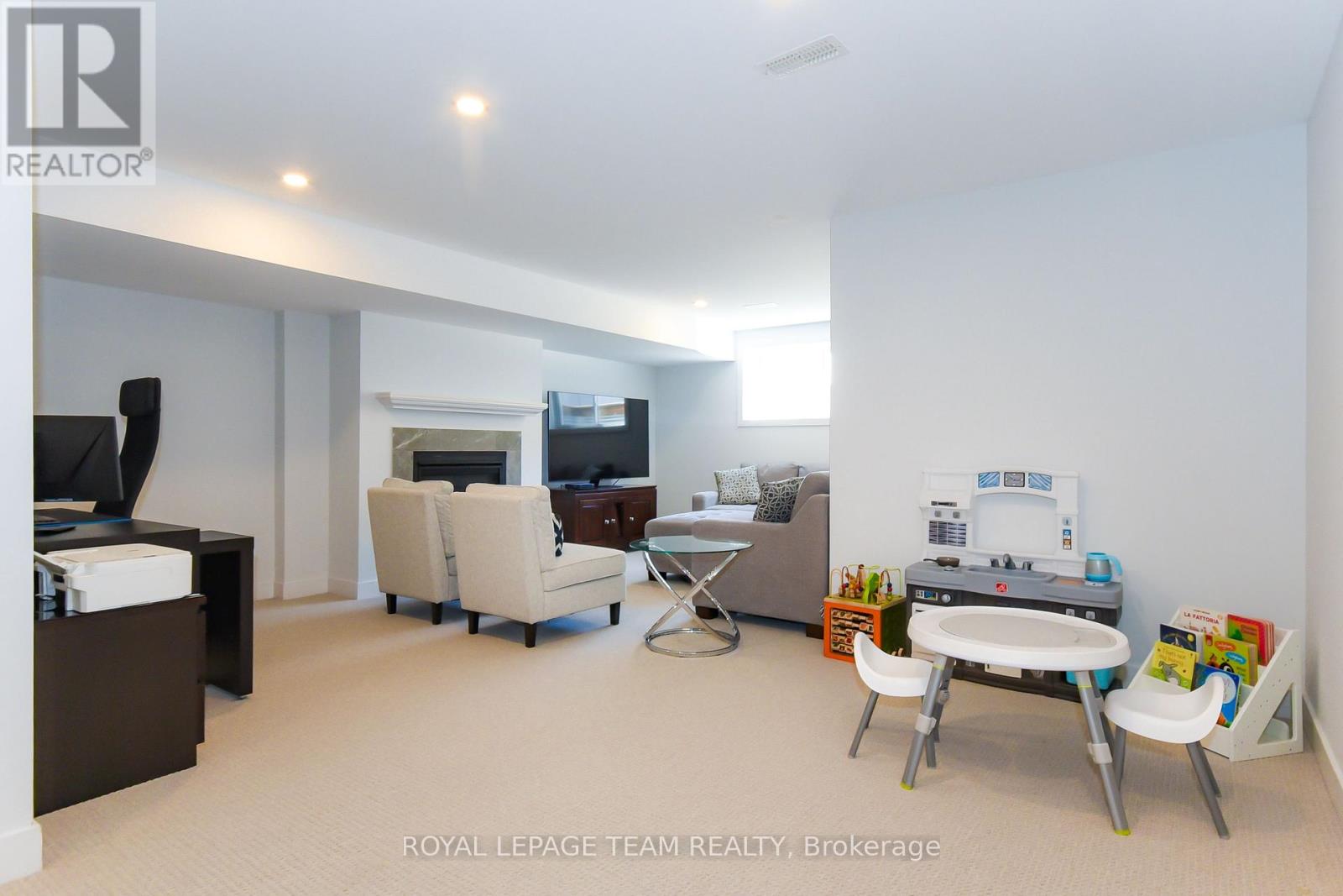 725 CAPRICORN CIRCLE - 43