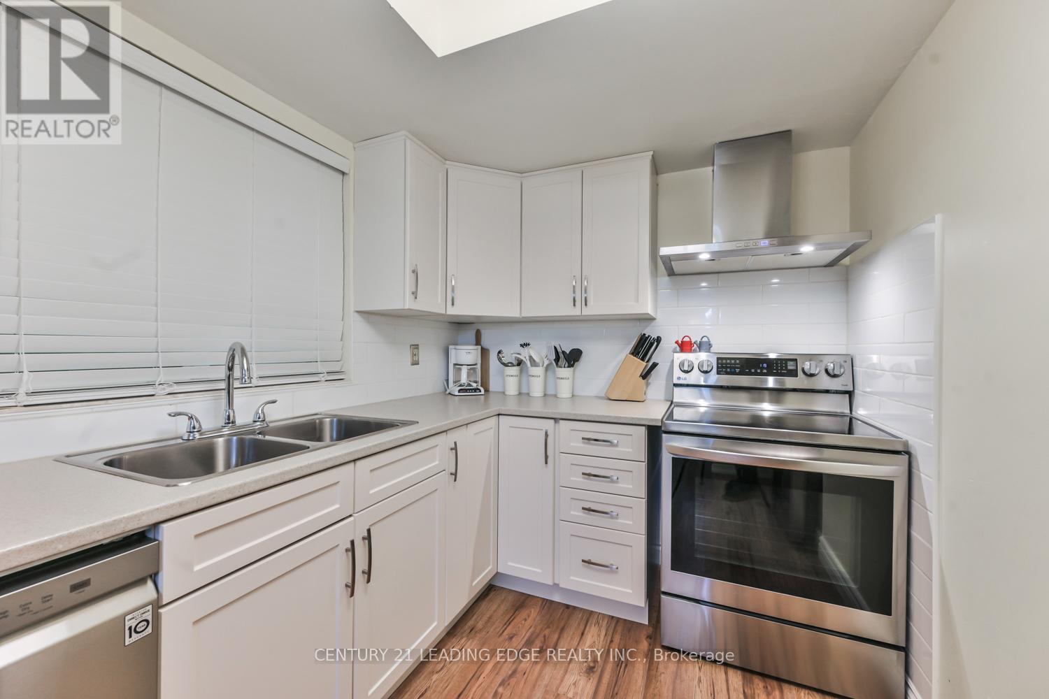 PH13 - 100 ANNA RUSSELL WAY — photo 14