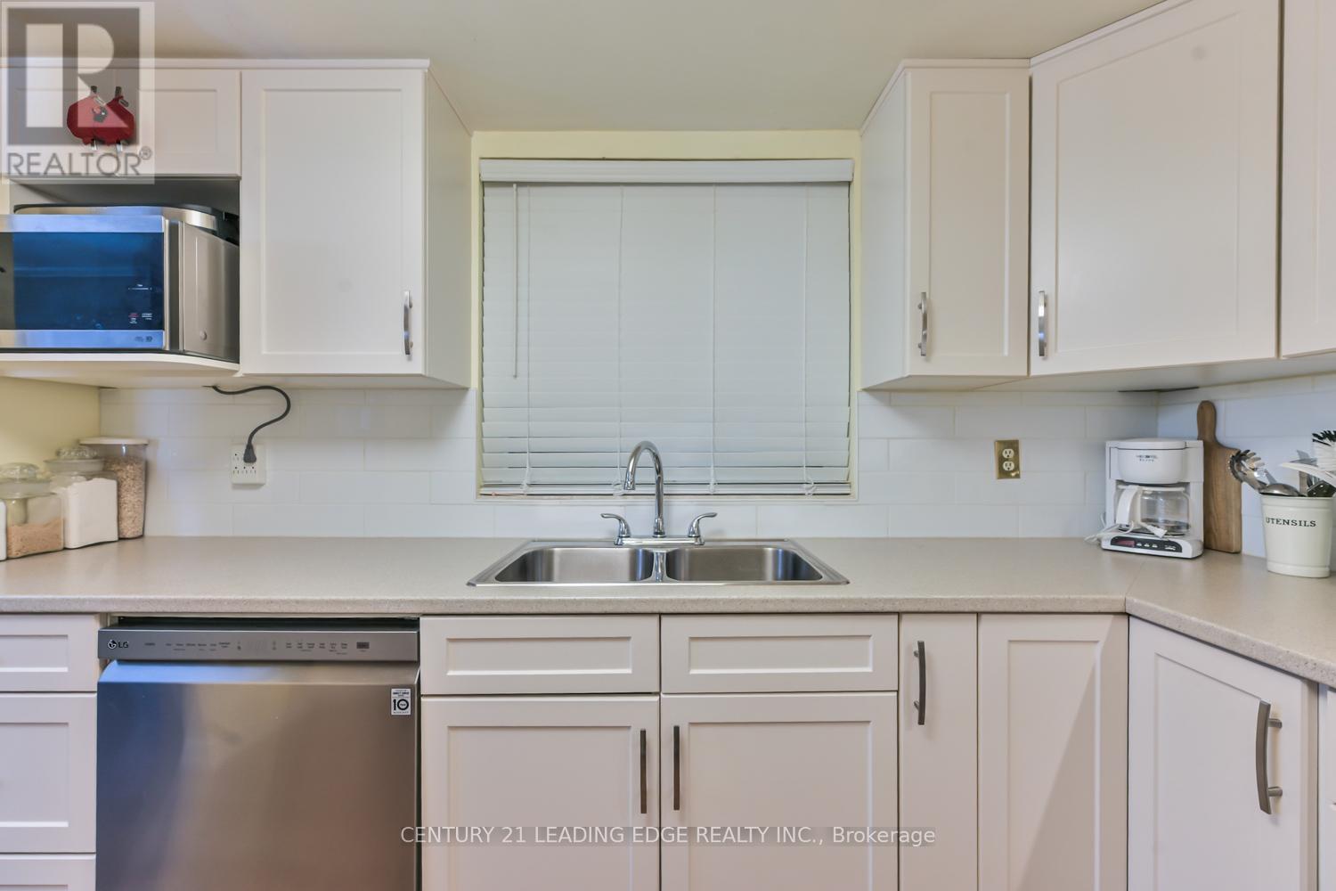 PH13 - 100 ANNA RUSSELL WAY — photo 15