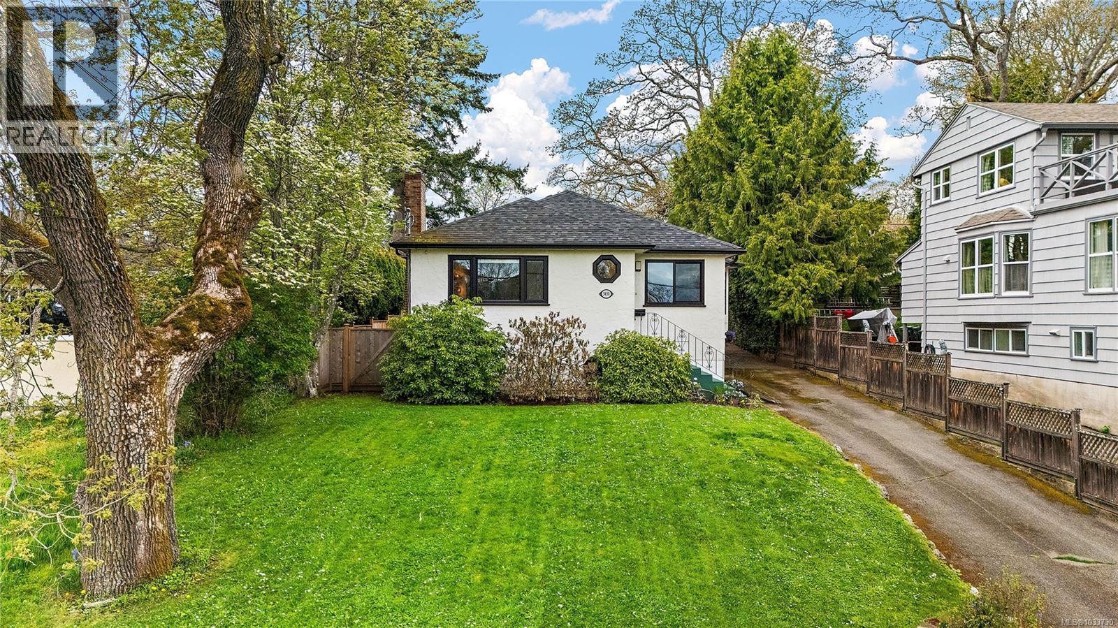 3450 Doncaster Dr - 32