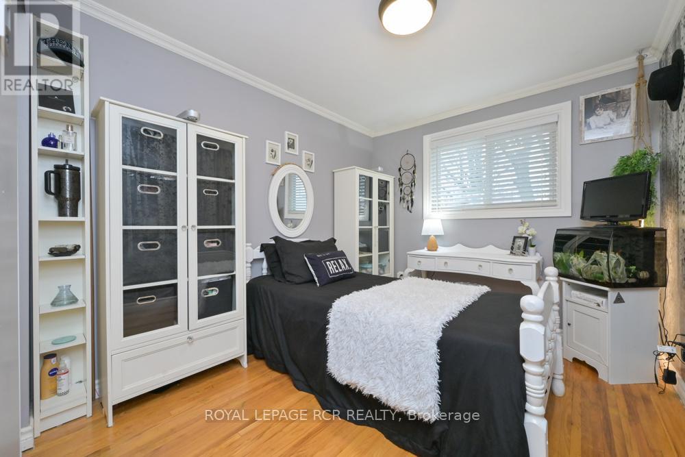 5 LAWRENCE AVENUE W - 18