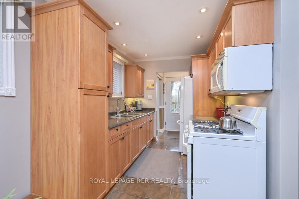 5 LAWRENCE AVENUE W - 7