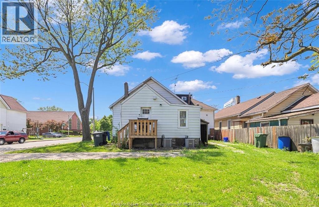 294 LOUIS AVENUE - 23
