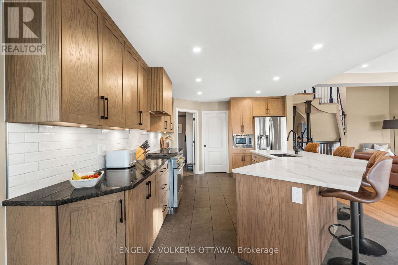 32 BARCHAM CRESCENT - 12