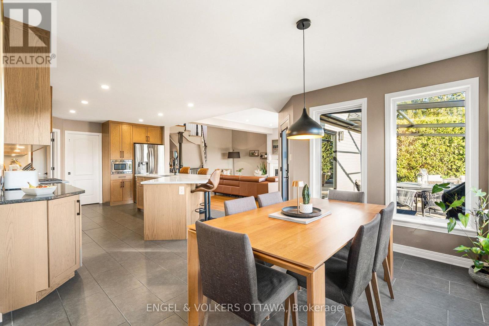 32 BARCHAM CRESCENT - 14