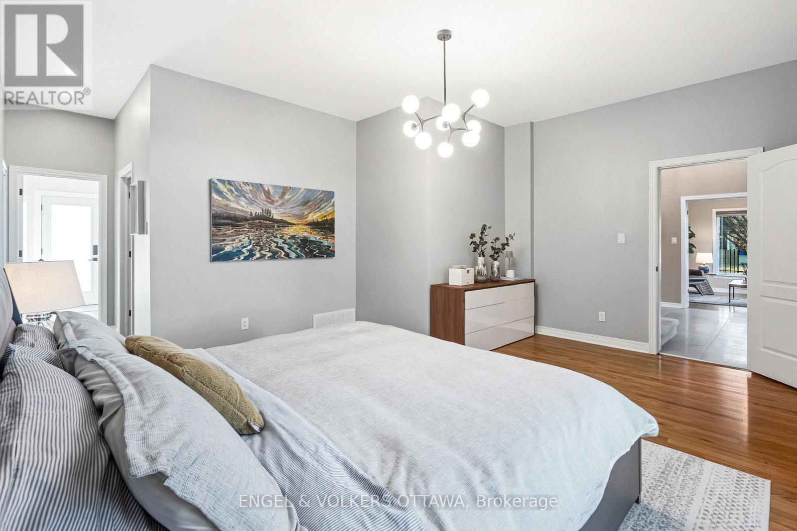 32 BARCHAM CRESCENT - 23