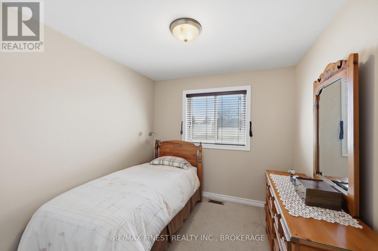 6 KARLEE COURT - 33