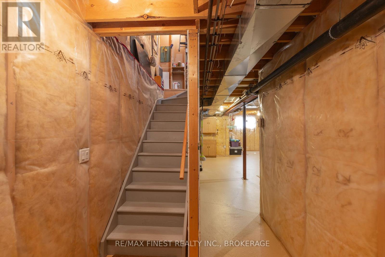 6 KARLEE COURT - 35