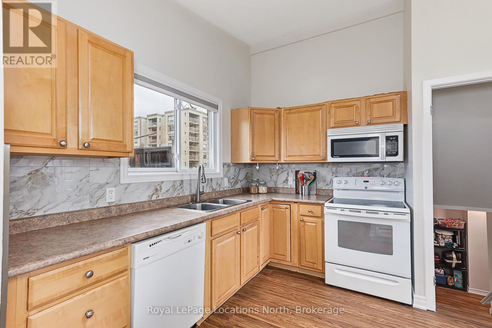 594 OAK STREET - 17