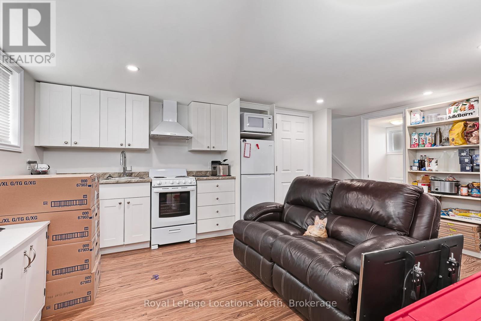 594 OAK STREET - 35