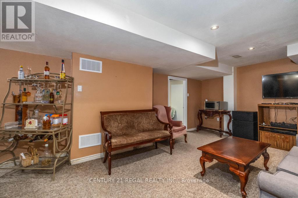 43 WATERTON CRESCENT - 32