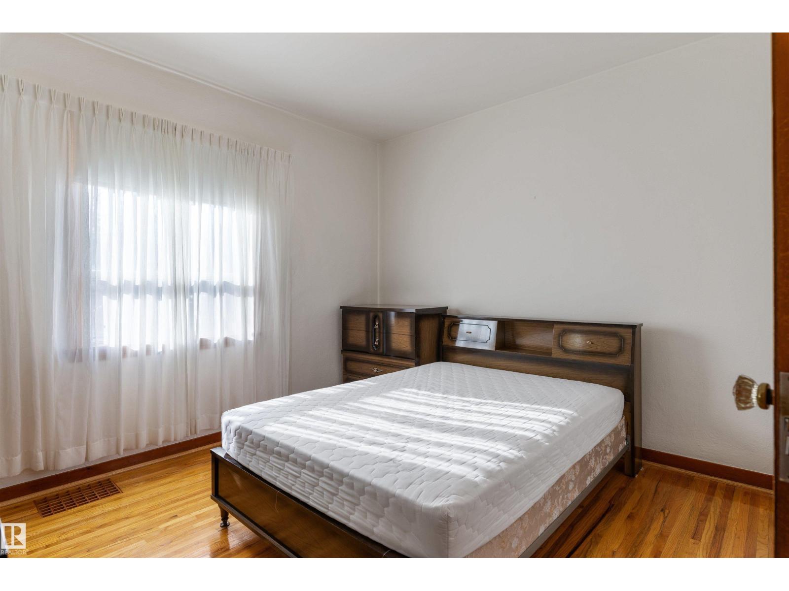 10842 110 ST NW - 15