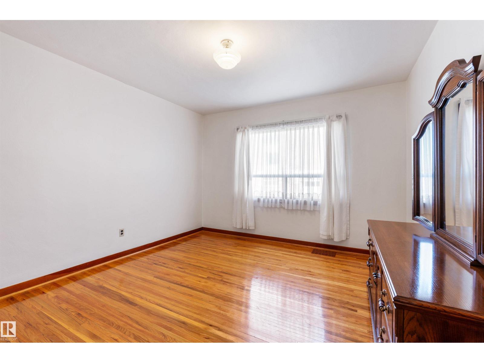10842 110 ST NW - 18