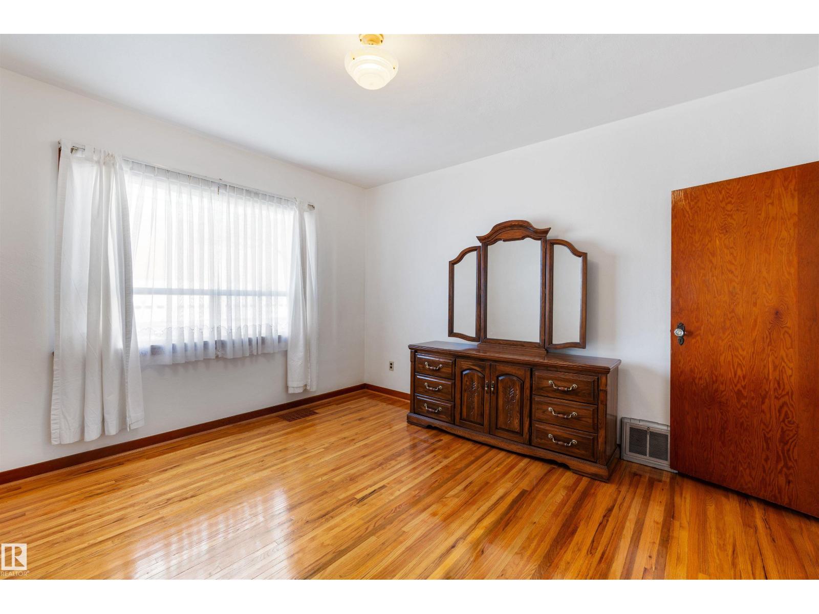 10842 110 ST NW - 20