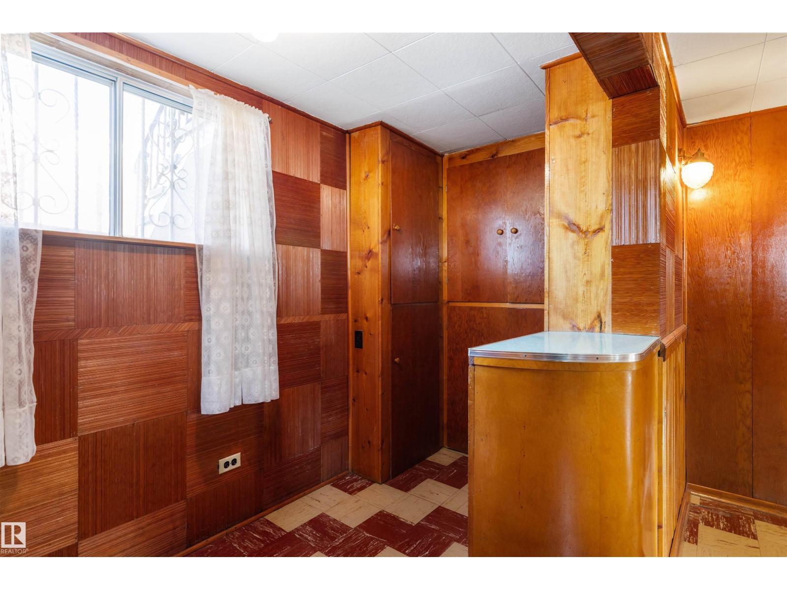 10842 110 ST NW - 27