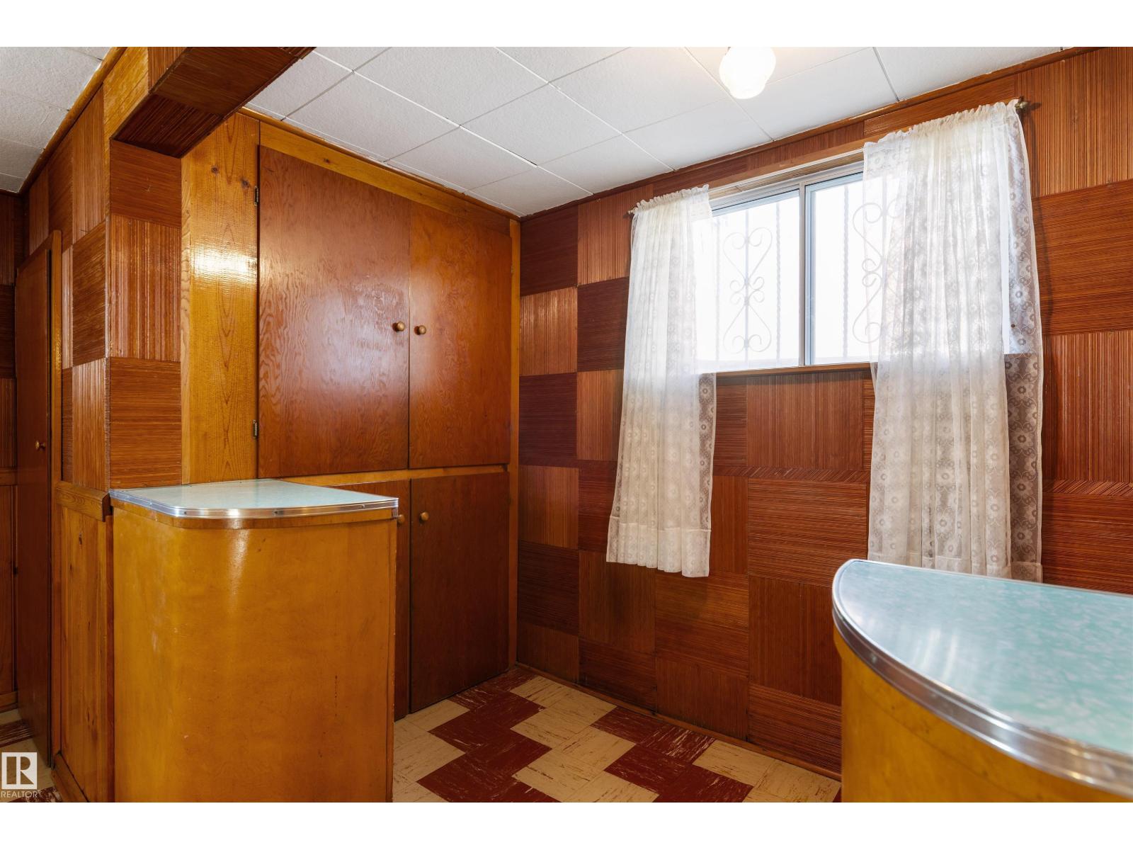 10842 110 ST NW - 28