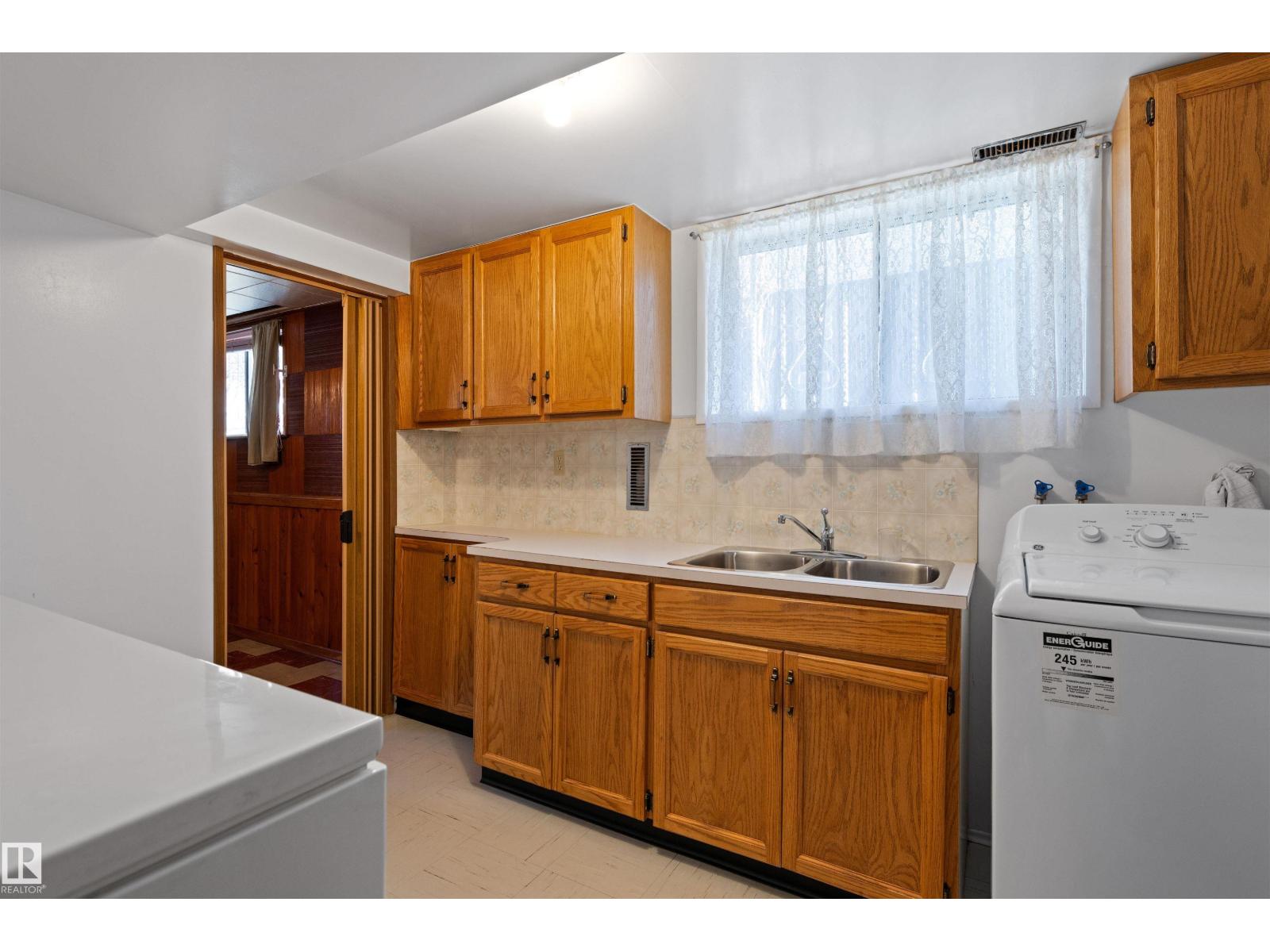 10842 110 ST NW - 32