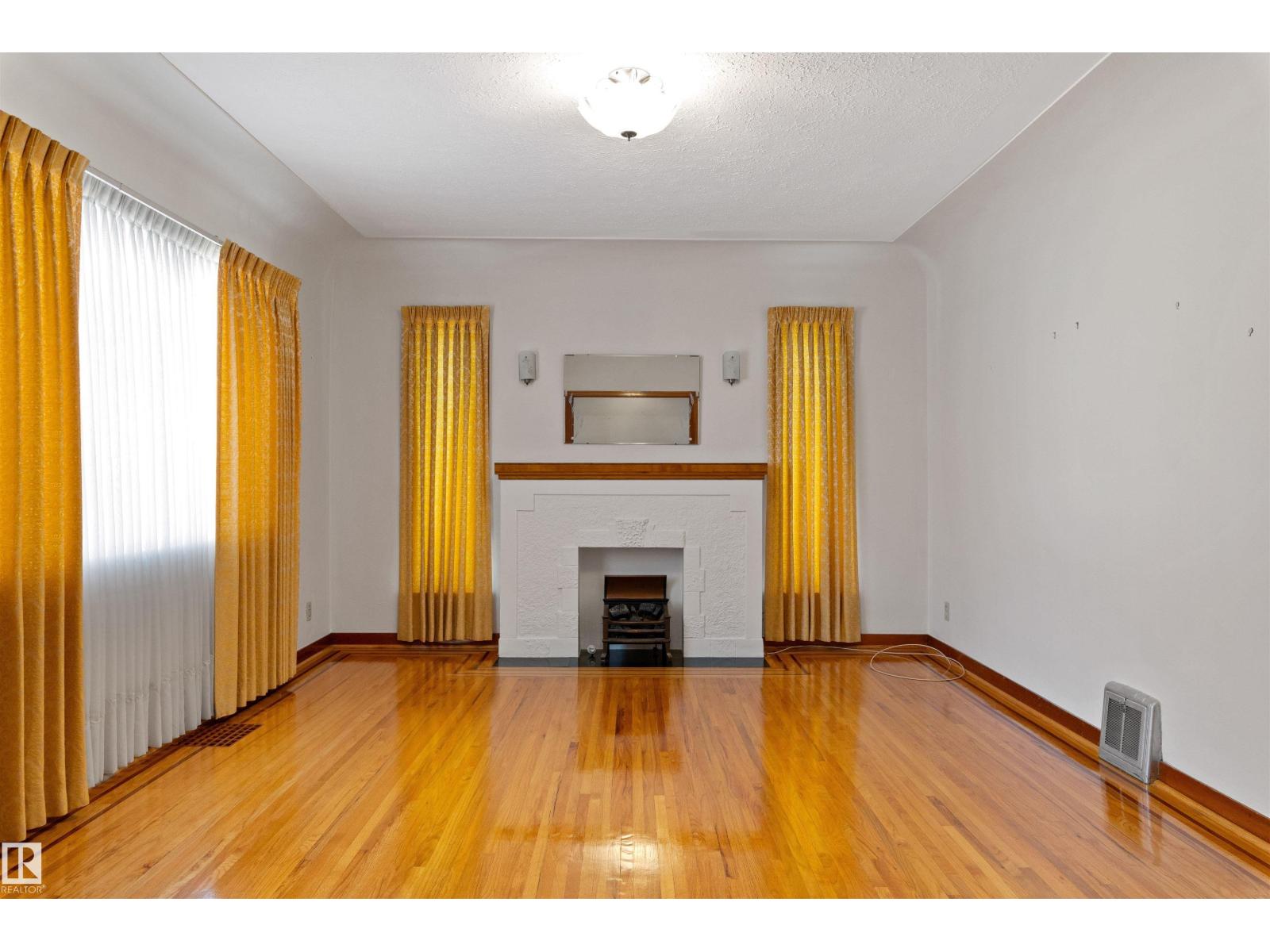 10842 110 ST NW - 5