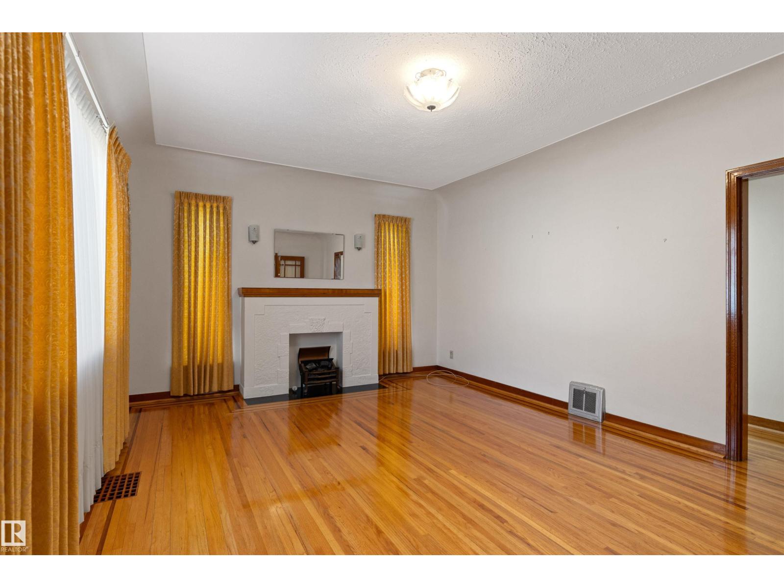 10842 110 ST NW - 6