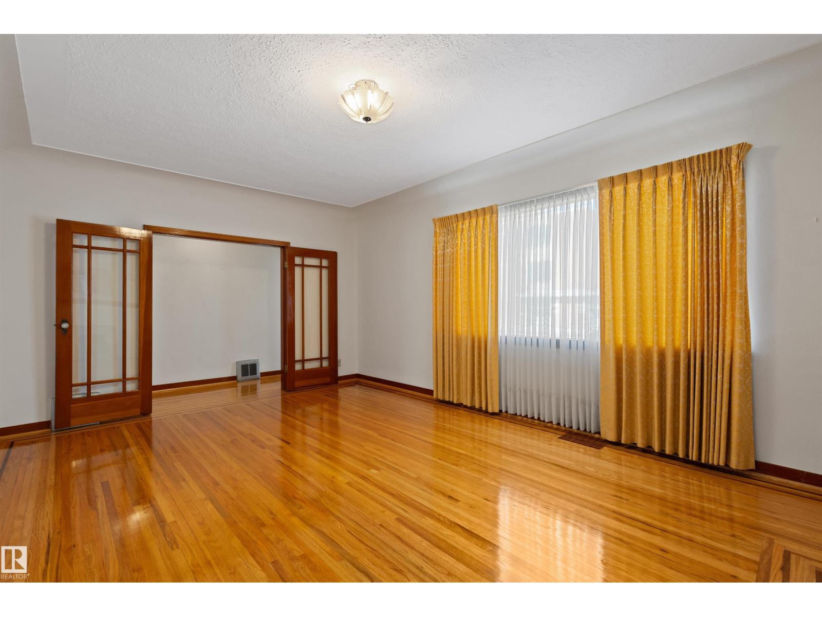 10842 110 ST NW - 7