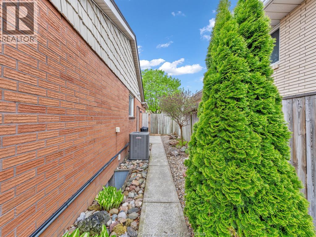 24 STATES, Amherstburg, Ontario, N9V3M2 — Photo 32