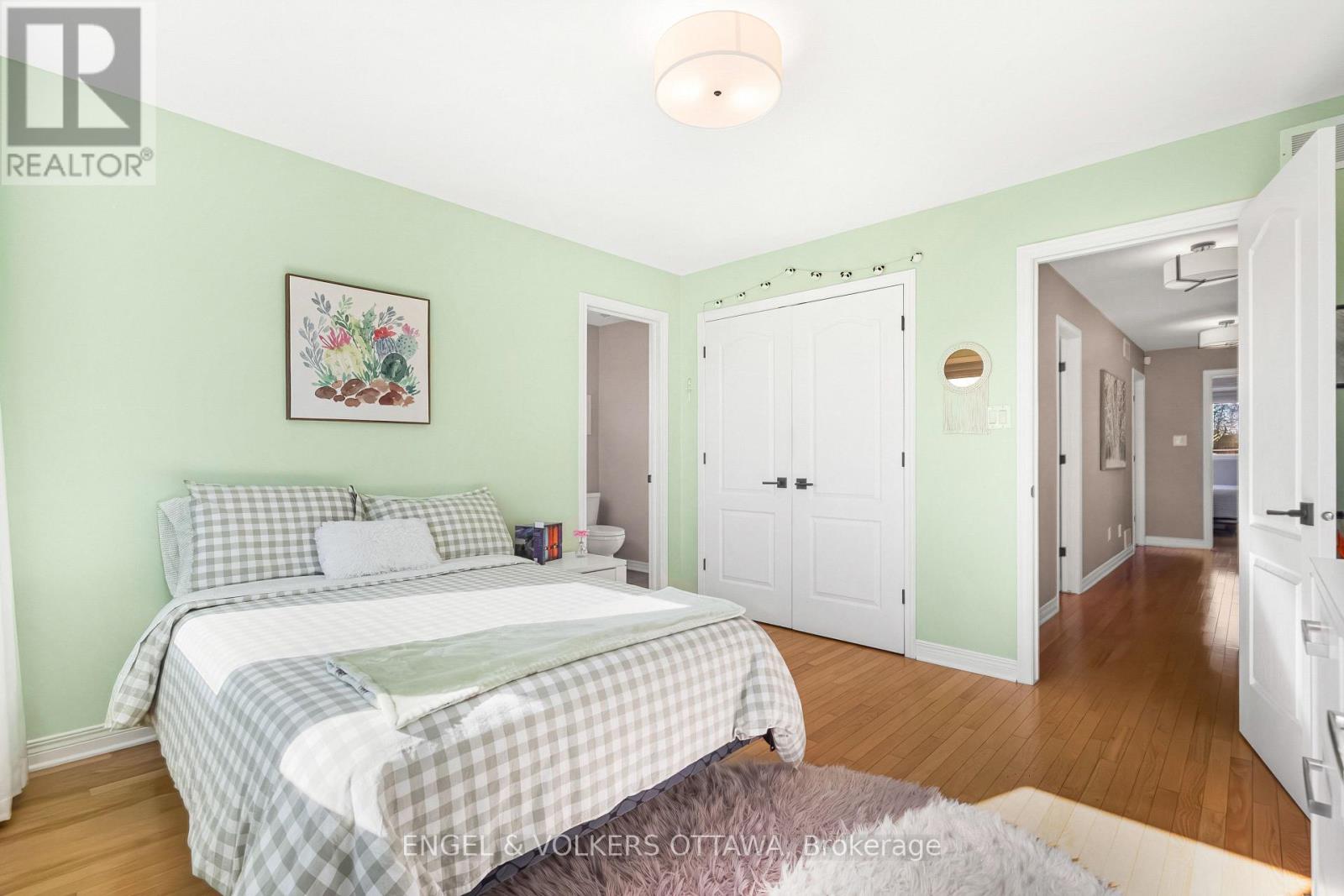 32 BARCHAM CRESCENT - 27