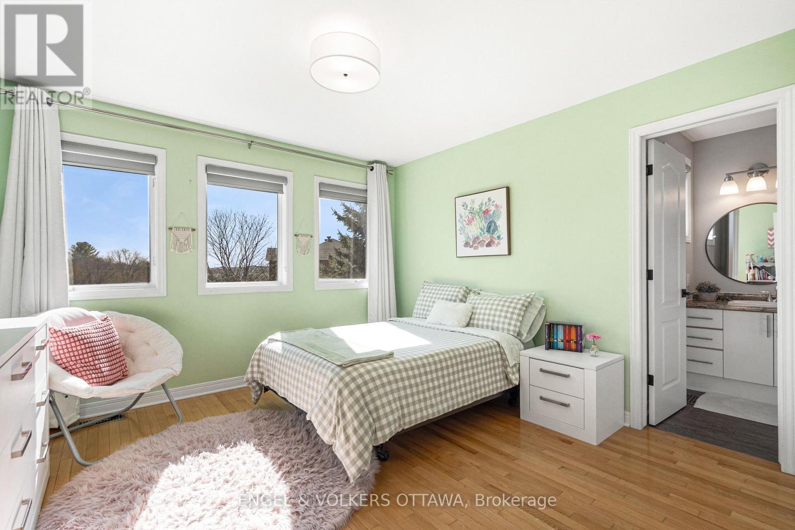 32 BARCHAM CRESCENT - 26